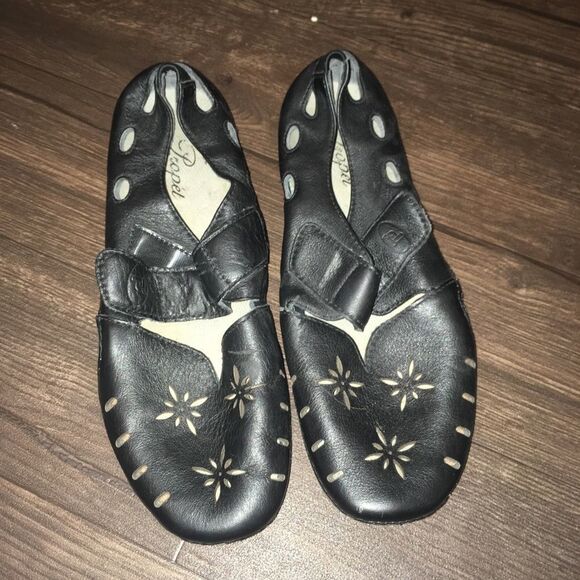 Propet black cutout closed toe leather flats - Picture 1 of 4